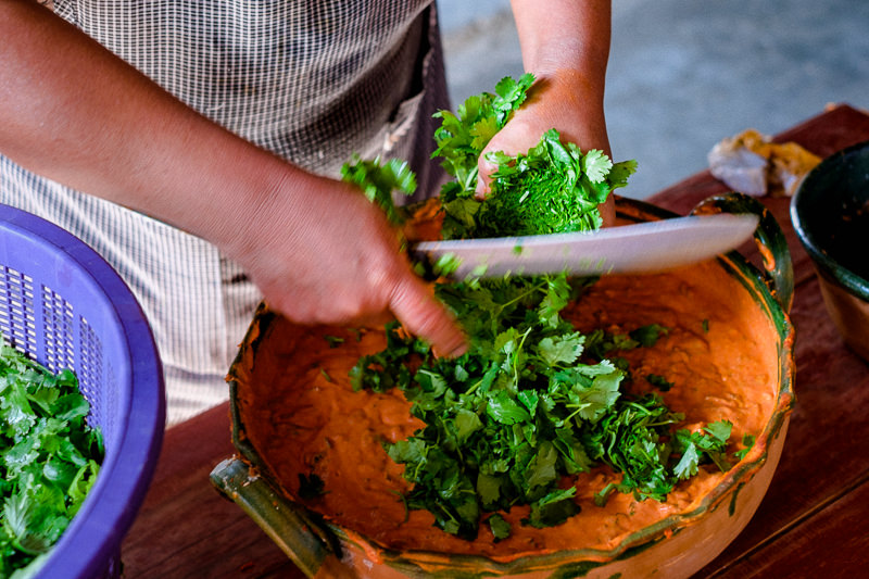 Agregando cilantro al mole