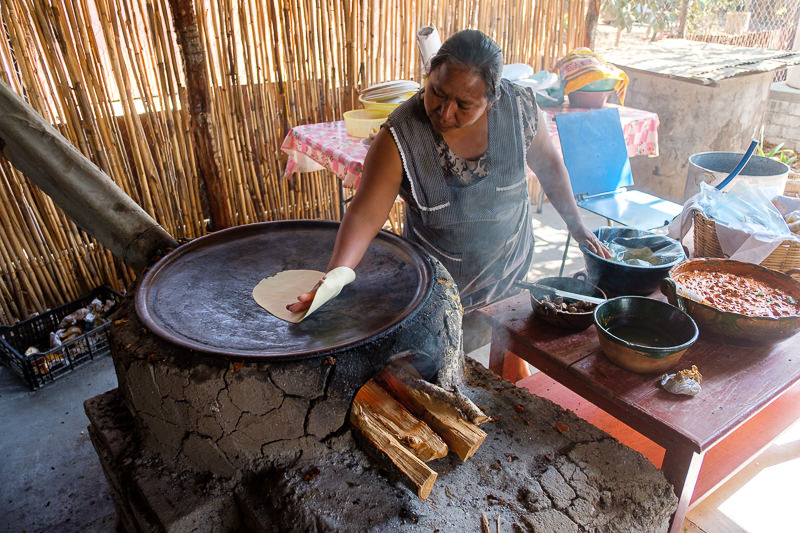 Bajando la tortilla al comal