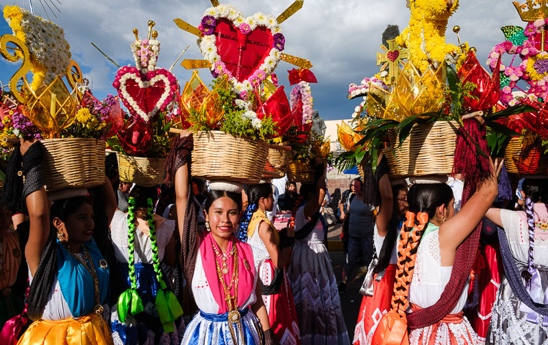 Primer Desfile de Delegaciones de la Guelaguetza